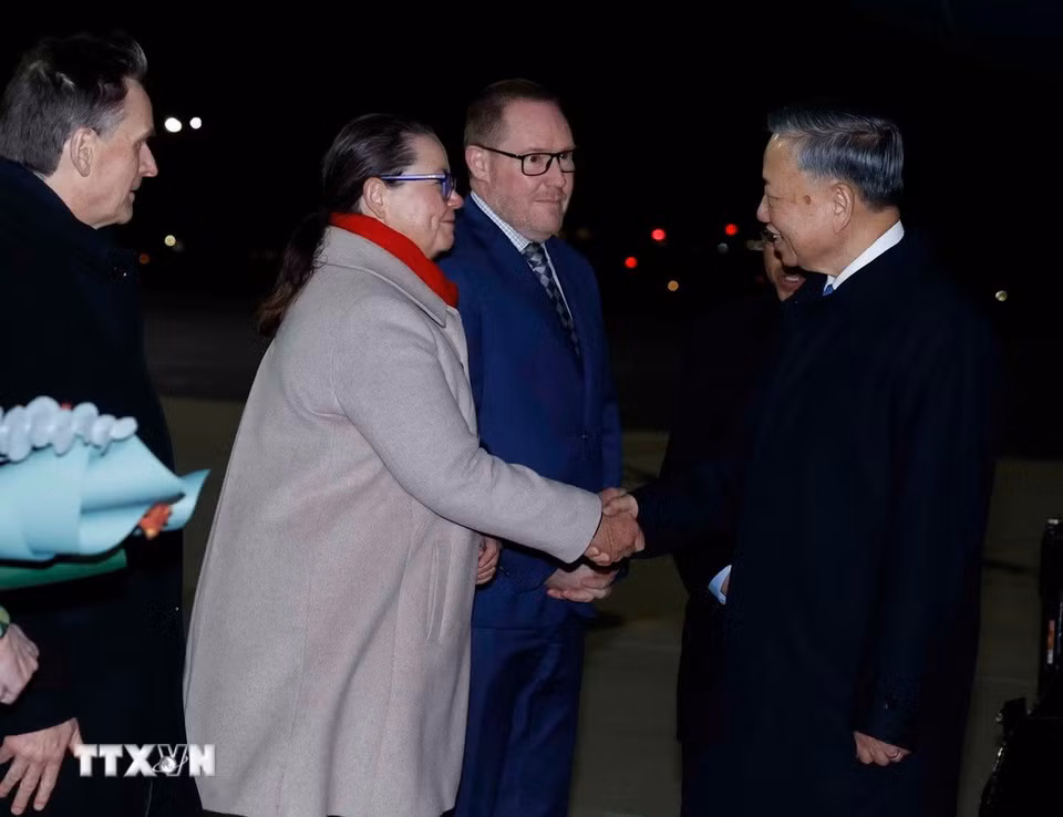 Tổng Bí thư, Chủ tịch nước Tô Lâm đến sân bay Canberra tiếp tục chương trình thăm cấp Nhà nước Australia. (Ảnh: Thống Nhất/TTXVN)