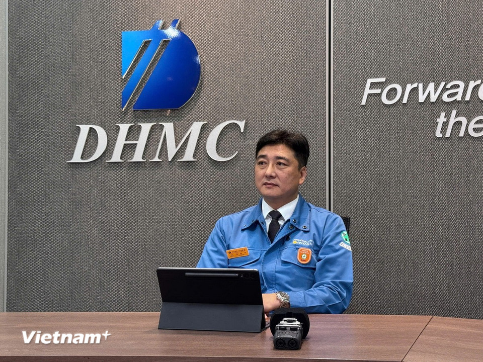 Ông Kim Hyunsu, Giám đốc điều hành Công ty DHMC, cho biết DHMC được biết đến với bề dày hơn 40 năm kinh nghiệm, chuyên sản xuất các thiết bị và cấu kiện quan trọng cho ngành đóng tàu như Hệ thống bánh lái và trục lái, Lashing bridge cho tàu container, các giải pháp tiết kiệm năng lượng như Energy Saving Duct và Wing Sail. (Nguồn: Vietnam+)