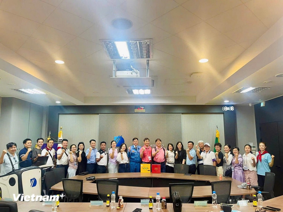 Đoàn công tác của Trung tâm Bản quyền số cùng các đơn vị truyền thông chụp ảnh lưu niệm với Ban lãnh đạo công ty và đại diện các doanh nghiệp đối tác của DHMC. (Nguồn: Vietnam+)