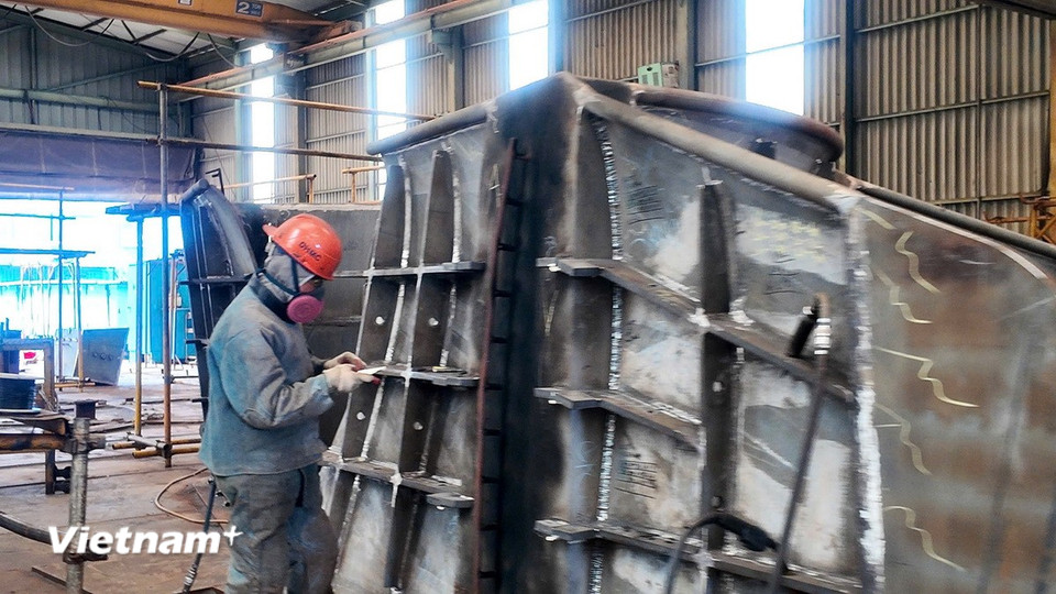 Công nhân đang tiến hành các thao tác kỹ thuật. (Nguồn: Vietnam+)