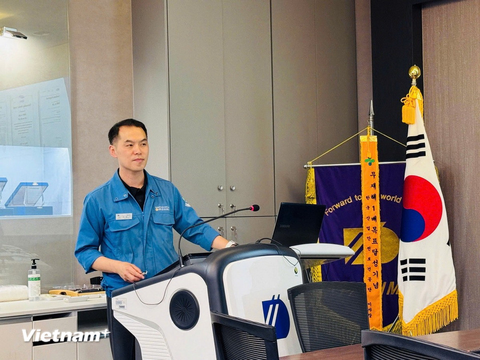 Ôngyeongsu Kwak, Quản lý cao cấp Công ty DHMC giới thiệu về công ty. (Nguồn: Vietnam+)