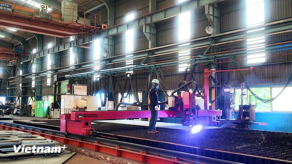 Khu sản xuất các thiết bị và cấu kiện quan trọng cho ngành đóng tàu. (Ảnh: Vietnam+)