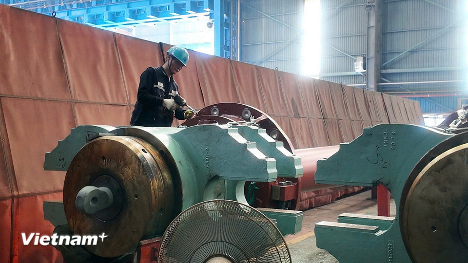 Khu sản xuất các thiết bị và cấu kiện quan trọng cho ngành đóng tàu như hệ thống bánh lái và trục lái... cho tàu container. (Ảnh: Vietnam+)