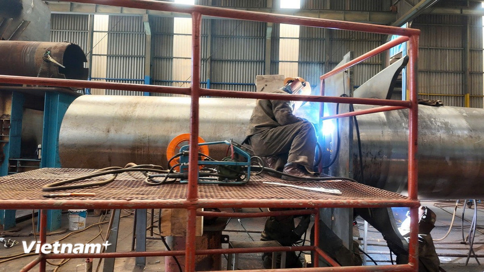 Bên trong một khu phân xưởng của DHMC, một đơn vị thành viên của DH Group là tập đoàn hàng đầu trong lĩnh vực thiết bị đóng tàu, công nghiệp nặng và nghiên cứu phát triển của Hàn Quốc. (Nguồn: Vietnam+)