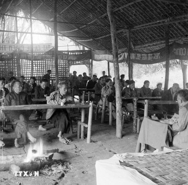 Chủ tịch Hồ Chí Minh đến dự Hội nghị Ủy ban Liên Việt toàn quốc tại Việt Bắc, tháng 2/1948. (Ảnh: TTXVN)