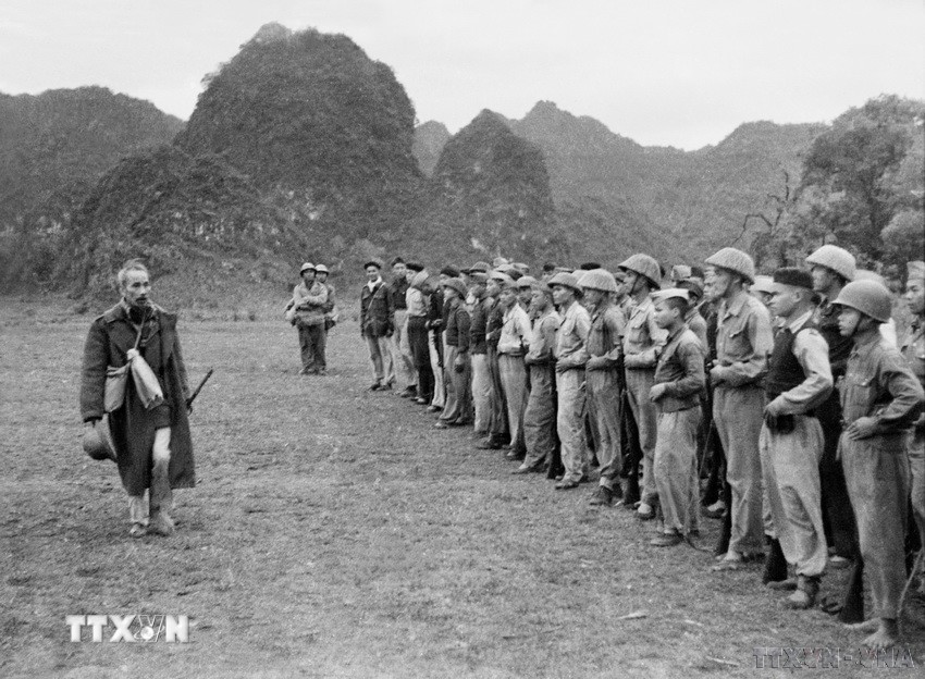 Chủ tịch Hồ Chí Minh thăm một đơn vị bộ đội ở Cao Bằng vừa hoàn thành nhiệm vụ trong chiến dịch Biên giới 1950. (Ảnh: TTXVN)
