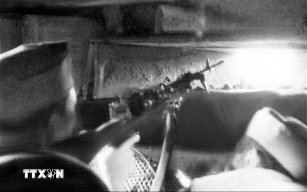 Sự kiện Bác Hồ về nước là kết tinh cao đẹp của khát vọng độc lập dân tộc, của trí tuệ, bản lĩnh và tầm nhìn chiến lược thiên tài; là nguồn khởi phát trực tiếp cho những thắng lợi vĩ đại của cách mạng Việt Nam. Trong ảnh: Các chiến sỹ Vệ quốc đoàn chiến đấu bảo vệ Thủ đô (1946). (Ảnh: Tư liệu TTXVN)