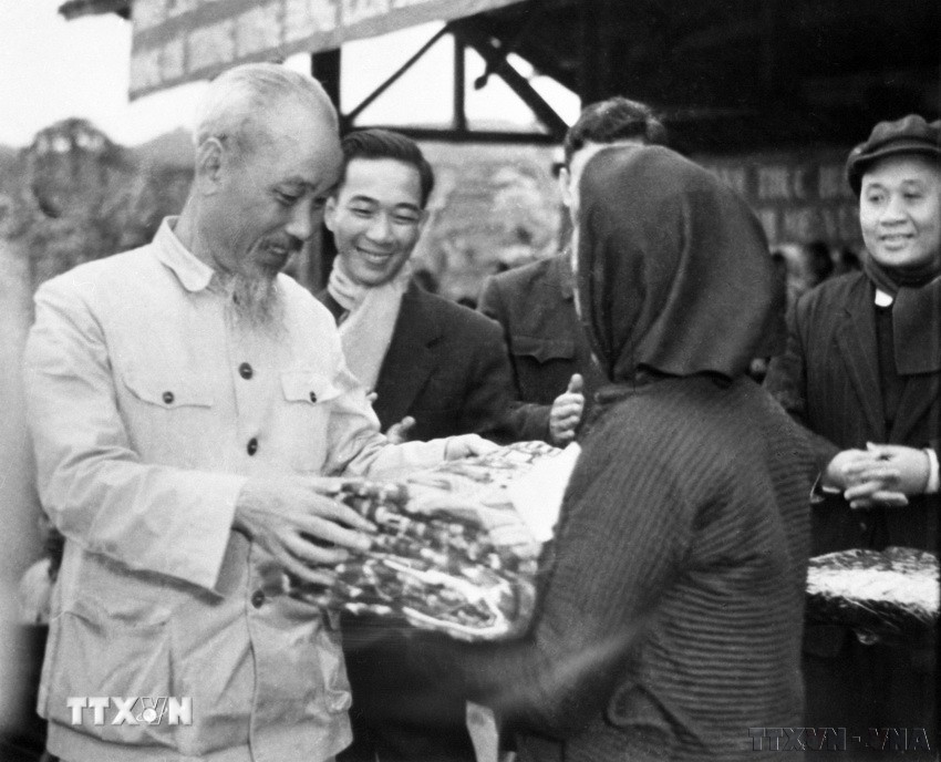 Chủ tịch Hồ Chí Minh đã lựa chọn Cao Bằng – vùng đất có vị trí đặc biệt quan trọng về địa chính trị, quốc phòng, an ninh và giàu truyền thống yêu nước – làm căn cứ địa cách mạng đầu tiên. Quyết định chiến lược đó không chỉ thể hiện tài thao lược của Người mà còn khẳng định vai trò, vị thế đặc biệt của Cao Bằng trong tiến trình cách mạng Việt Nam hiện đại. Trong ảnh: Đồng bào các dân tộc Pác Bó tặng Chủ tịch Hồ Chí Minh hoa và vải thổ cẩm, loại vải đẹp do đồng bào dệt (20/2/1961). (Ảnh: TTXVN)