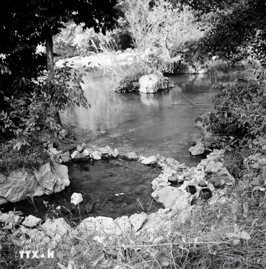 Chủ tịch Hồ Chí Minh đã lựa chọn Cao Bằng – vùng đất có vị trí đặc biệt quan trọng về địa chính trị, quốc phòng, an ninh và giàu truyền thống yêu nước – làm căn cứ địa cách mạng đầu tiên. Trong ảnh: Suối Lê-nin, nơi Chủ tịch Hồ Chí Minh thường nấu cơm trong những ngày đầu về nước, tháng 2/1941. (Ảnh: TTXVN)