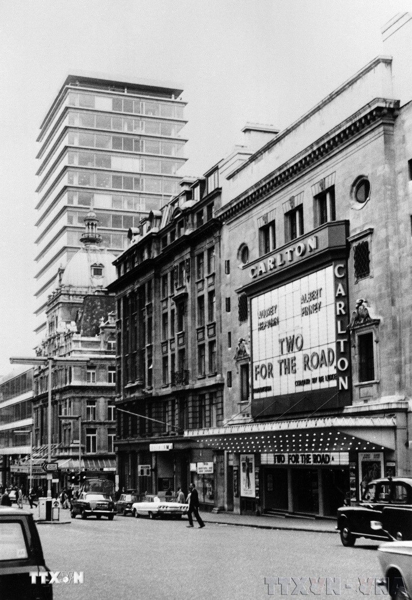 Người thanh niên Nguyễn Tất Thành với lòng yêu nước nồng nàn, lên đường bôn ba 5 châu, 4 biển, xem nước Pháp và các nước khác đã làm thế nào để có được độc lập, tự do, rồi “trở về giúp đồng bào mình.” 30 năm sau, Người trở về, tạo nên sự thay đổi của vận mệnh và tương lai cả dân tộc... Trong ảnh: Khách sạn Cát - tơn (Carlton), ở trung tâm thủ đô London, nơi Chủ tịch Hồ Chí Minh làm phụ bếp năm 1914. (Ảnh: TTXVN)