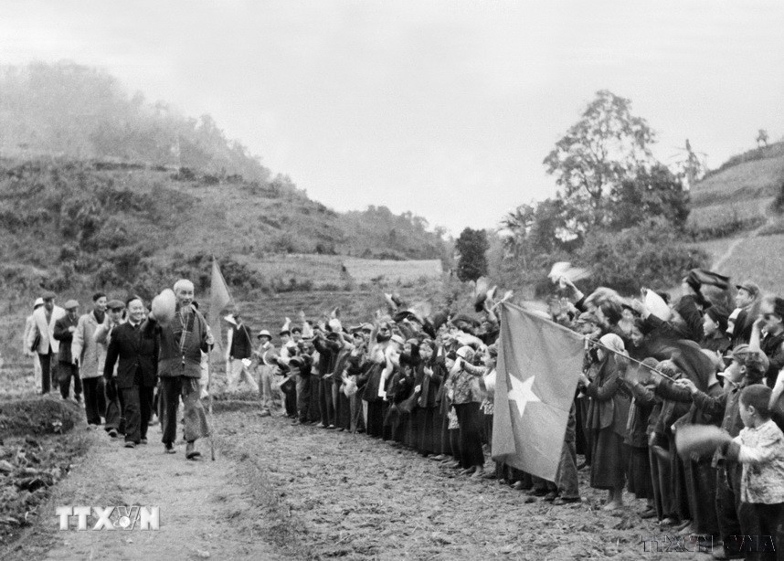 Chủ tịch Hồ Chí Minh trên đường về thăm lại Pác Bó (Cao Bằng, 20/2/1961). (Ảnh: TTXVN)