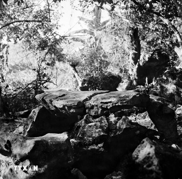 Bàn đá bên suối Lê-nin, nơi Chủ tịch Hồ Chí Minh thường ngồi làm việc. (Ảnh: TTXVN)