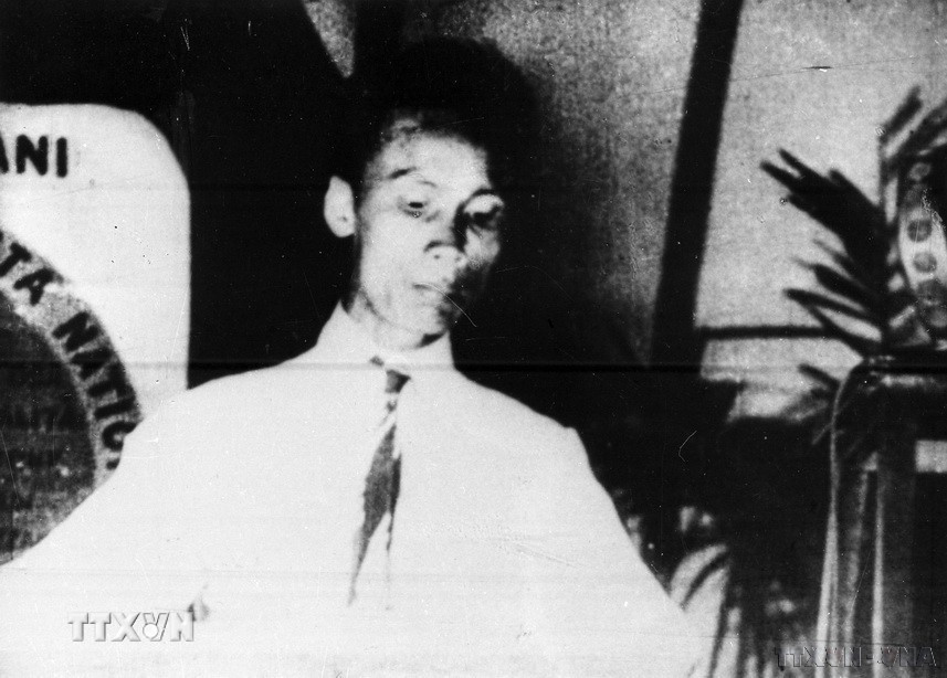 Người thanh niên Nguyễn Tất Thành (Chủ tịch Hồ Chí Minh) với lòng yêu nước nồng nàn, lên đường bôn ba 5 châu, 4 biển, xem nước Pháp và các nước khác đã làm thế nào để có được độc lập, tự do, rồi “trở về giúp đồng bào mình.” 30 năm sau, Người trở về, tạo nên sự thay đổi của vận mệnh và tương lai cả dân tộc... Trong ảnh: Đồng chí Nguyễn Ái Quốc phát biểu tại Đại hội lần thứ V Quốc tế Cộng sản, họp tại Moskva (Nga, 1924). (Ảnh: TTXVN)