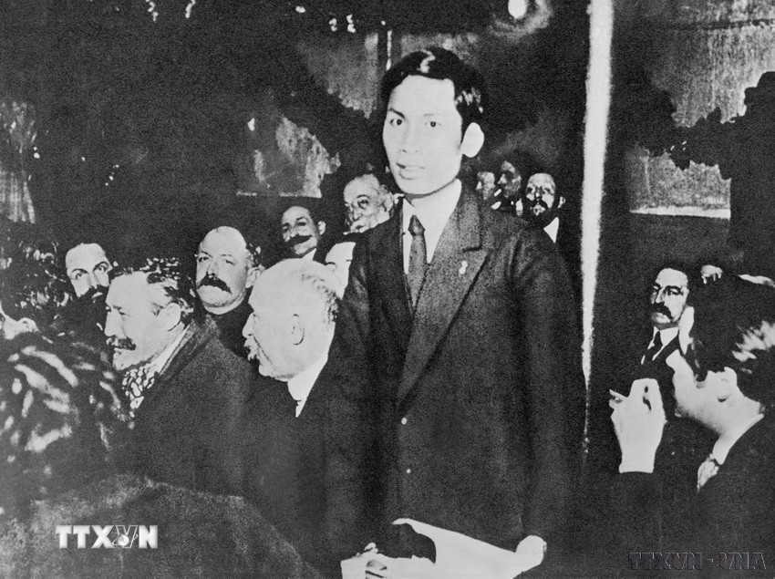 Đồng chí Nguyễn Ái Quốc (Chủ tịch Hồ Chí Minh) phát biểu tại Đại hội thành lập Đảng Cộng sản Pháp họp ở thành phố Tua. Đồng chí là người Việt Nam đầu tiên trở thành người Cộng sản và được coi là một trong những sáng lập viên của Đảng Cộng sản Pháp (12/1920). (Ảnh: TTXVN)