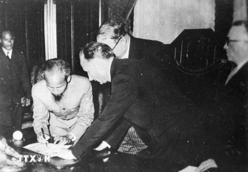 Ngày 14/9/1946, tại Paris, Chủ tịch Hồ Chí Minh ký với Pháp bản Tạm ước, tiếp tục nhượng bộ một số quyền lợi kinh tế, văn hóa ở Việt Nam để có thời gian xây dựng và củng cố lực lượng, tạo thêm thời gian hòa hoãn quý báu cho chính quyền cách mạng non trẻ chuẩn bị lực lượng bước vào cuộc kháng chiến trường kỳ. (Ảnh: TTXVN)