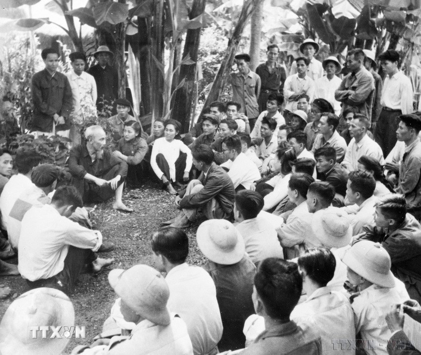 Chủ tịch Hồ Chí Minh đã lựa chọn Cao Bằng – vùng đất có vị trí đặc biệt quan trọng về địa chính trị, quốc phòng, an ninh và giàu truyền thống yêu nước – làm căn cứ địa cách mạng đầu tiên. Quyết định chiến lược đó không chỉ thể hiện tài thao lược của Người mà còn khẳng định vai trò, vị thế đặc biệt của Cao Bằng trong tiến trình cách mạng Việt Nam hiện đại. Trong ảnh: Chủ tịch Hồ Chí Minh thăm mỏ thiếc Tĩnh Túc, Cao Bằng (15/9/1958). (Ảnh: TTXVN)