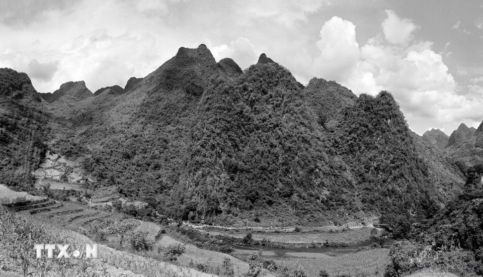 Chủ tịch Hồ Chí Minh đã lựa chọn Cao Bằng – vùng đất có vị trí đặc biệt quan trọng về địa chính trị, quốc phòng, an ninh và giàu truyền thống yêu nước – làm căn cứ địa cách mạng đầu tiên. Quyết định chiến lược đó không chỉ thể hiện tài thao lược của Người mà còn khẳng định vai trò, vị thế đặc biệt của Cao Bằng trong tiến trình cách mạng Việt Nam hiện đại. Trong ảnh: Toàn cảnh khu căn cứ cách mạng Pác Bó (Cao Bằng). (Ảnh: TTXVN)
