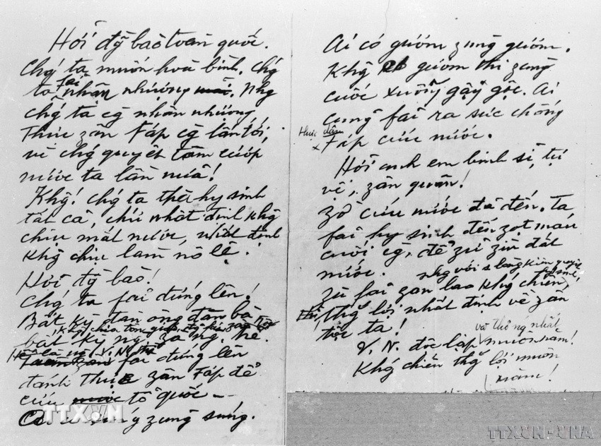 Sự kiện Bác Hồ về nước là kết tinh cao đẹp của khát vọng độc lập dân tộc, của trí tuệ, bản lĩnh và tầm nhìn chiến lược thiên tài; là nguồn khởi phát trực tiếp cho những thắng lợi vĩ đại của cách mạng Việt Nam. Trong ảnh: Bản viết tay lời kêu gọi Toàn quốc kháng chiến của Chủ tịch Hồ Chí Minh (19/12/1946). (Ảnh: TTXVN)