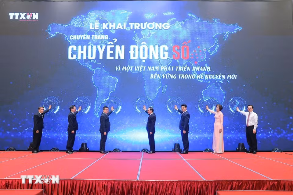 Các đại biểu thực hiện Nghi thức khai trương chuyên trang thông tin "Chuyển động số" của TTXVN. (Ảnh: Minh Quyết/TTXVN)