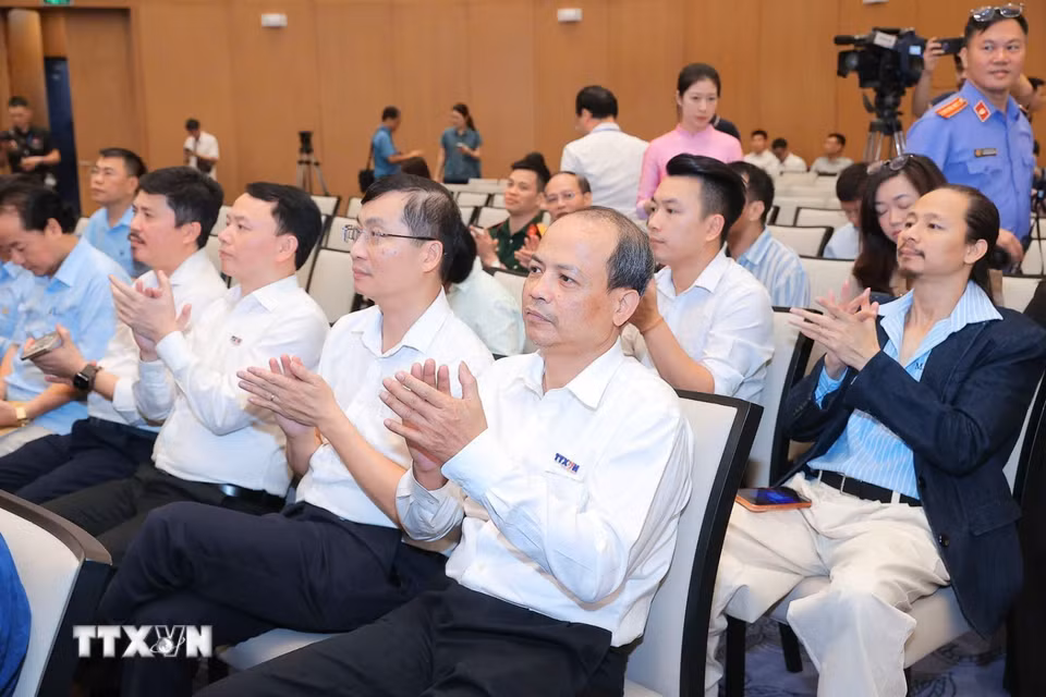 Các đại biểu dự khai trương chuyên trang thông tin "Chuyển động số" của TTXVN. Ảnh: Minh Quyết - TTXVN