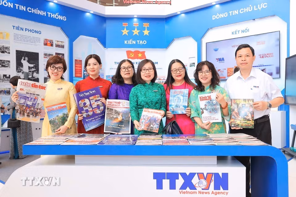 Các đại biểu tại gian trưng bày của TTXVN dự Hội báo toàn quốc 2026. (Ảnh: Minh Quyết/TTXVN)