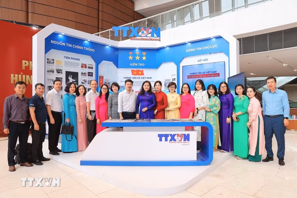 Các đại biểu tại gian trưng bày của TTXVN dự Hội báo toàn quốc 2026. (Ảnh: Minh Quyết/TTXVN)