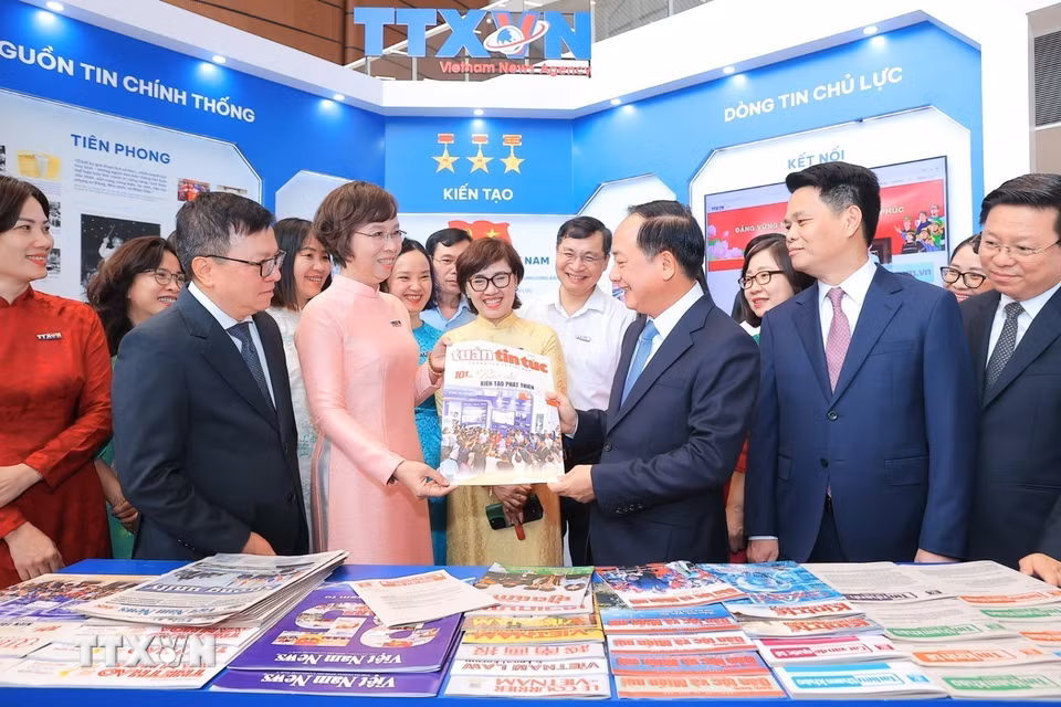 Đồng chí Trịnh Văn Quyết, Ủy viên Bộ Chính trị, Bí thư Trung ương Đảng, Trưởng Ban Tuyên giáo và Dân vận Trung ương và các đồng chí lãnh đạo thăm gian trưng bày của TTXVN tại Hội báo toàn quốc 2026. (Ảnh: Minh Quyết/TTXVN)