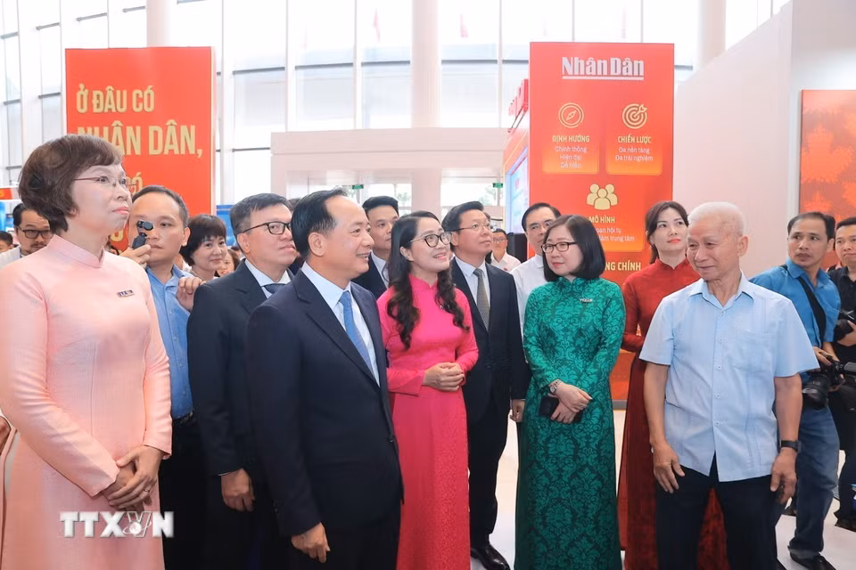 Đồng chí Trịnh Văn Quyết, Ủy viên Bộ Chính trị, Bí thư Trung ương Đảng, Trưởng Ban Tuyên giáo và Dân vận Trung ương và các đồng chí lãnh đạo thăm gian trưng bày của TTXVN tại Hội báo toàn quốc 2026. (Ảnh: Minh Quyết/TTXVN)