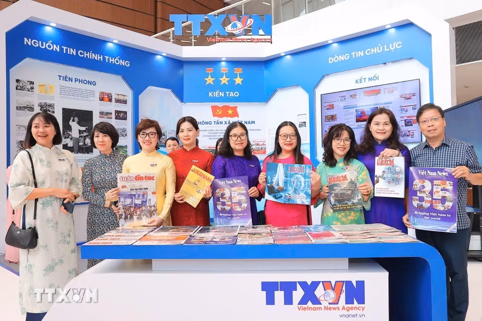 Các đại biểu tại gian trưng bày của TTXVN dự Hội báo toàn quốc 2026. (Ảnh: Minh Quyết/TTXVN)