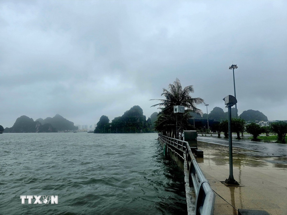 Sáng 22/7, mực nước biển trên vịnh Hạ Long dâng cao. (Ảnh: Thanh Vân/TTXVN)