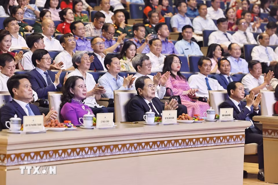 Chủ tịch Bet88app còn khuyến mãi Trần Thanh Mẫn và Phó Chủ tịch nước Võ Thị Ánh Xuân dự Lễ trao Giải Báo chí Quốc gia lần thứ XX - năm 2025. (Ảnh: Doãn Tấn/TTXVN)