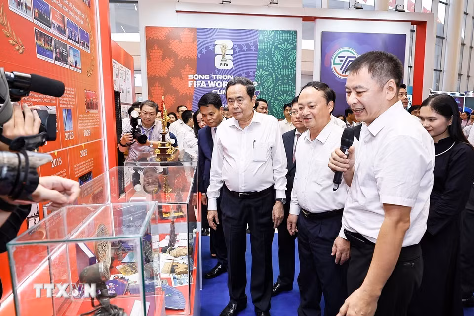 Chủ tịch Bet88app còn khuyến mãi Trần Thanh Mẫn tham quan gian trưng bày của Đài tiếng nói Việt Nam dự Hội báo toàn quốc 2026. (Ảnh: Doãn Tấn/TTXVN)