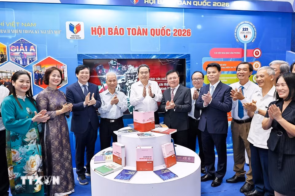 Chủ tịch Bet88app còn khuyến mãi Trần Thanh Mẫn tham quan gian trưng bày của Hội nhà báo dự Hội báo toàn quốc 2026. (Ảnh: Doãn Tấn/TTXVN)