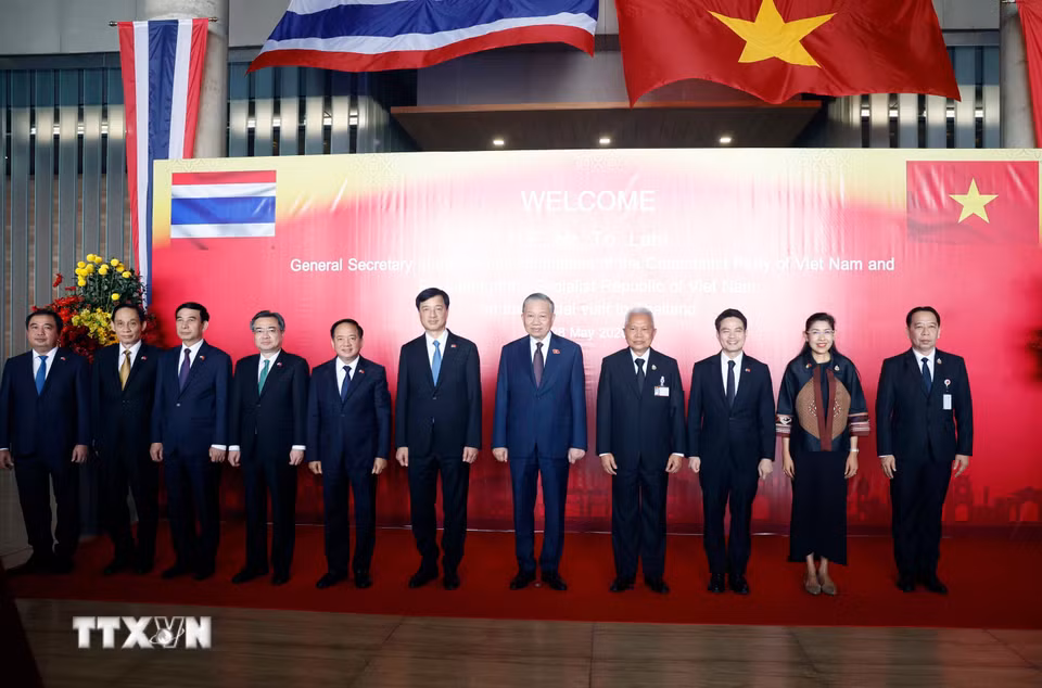 Tổng Bí thư, Chủ tịch nước Tô Lâm và Chủ tịch Quốc hội Thái Lan Sophon Saram chụp ảnh chung với các đại biểu. (Ảnh: Thống Nhất/TTXVN)