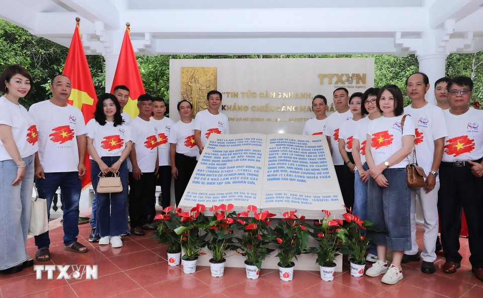 Các đại biểu chụp ảnh lưu niệm tại Khu di tích. (Ảnh: Thành Phương/TTXVN)