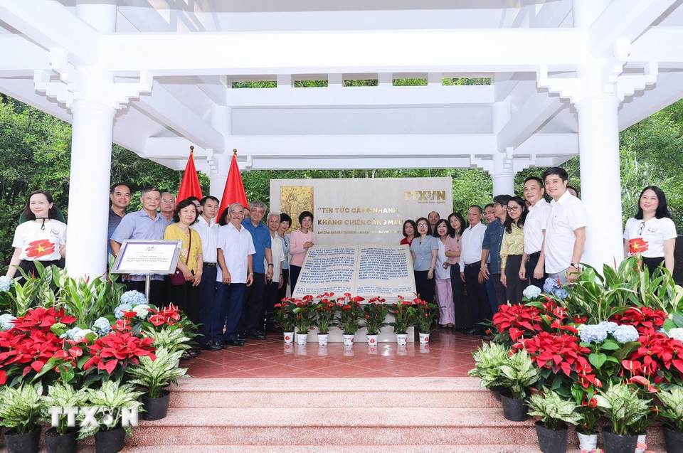 Các đại biểu chụp ảnh lưu niệm tại Khu di tích Việt Nam Thông tấn xã. (Ảnh: Thành Phương/TTXVN)