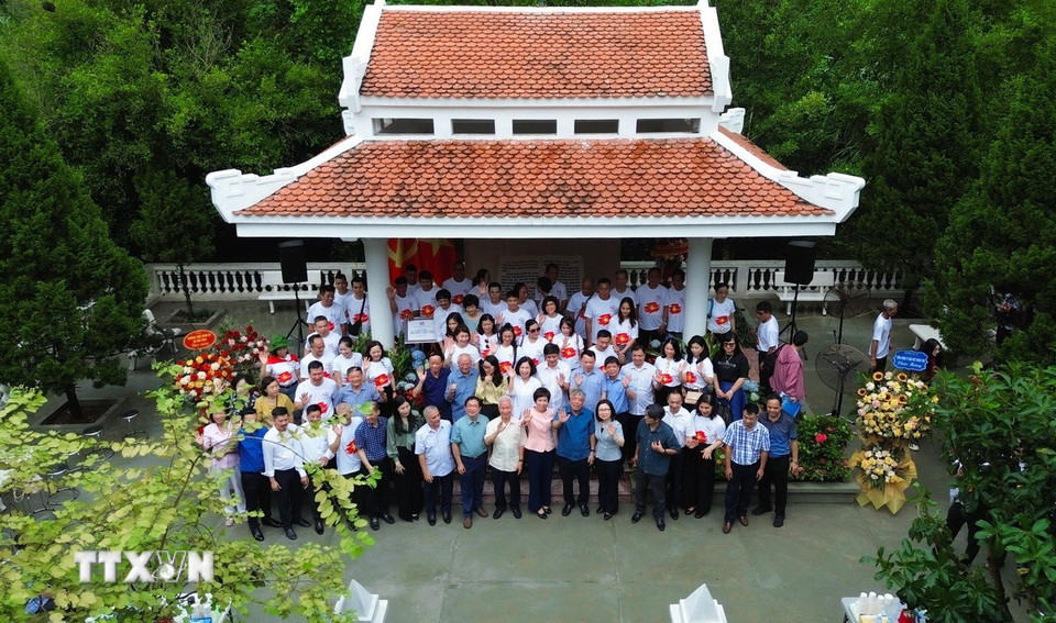 Các đại biểu chụp ảnh lưu niệm tại Khu di tích Việt Nam Thông tấn xã. (Ảnh: Thành Phương/TTXVN)
