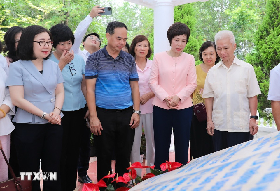 Tổng giám đốc, Chủ tịch Liên chi hội nhà báo TTXVN Vũ Việt Trang giới thiệu với các đồng chí lãnh đạo TTXVN qua các thời kỳ về Khu di tích. (Ảnh: Thành Phương/TTXVN)