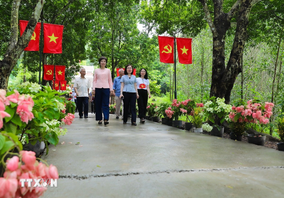 Các đại biểu tham quan Khu di tích Việt Nam Thông tấn xã. (Ảnh: Thành Phương/TTXVN)