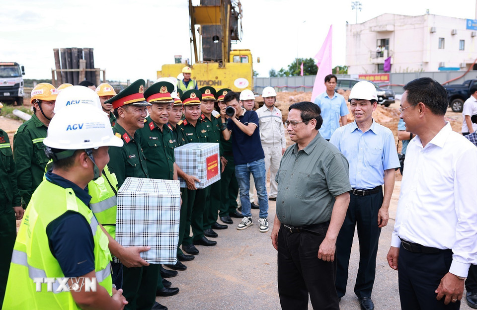 Thủ tướng Phạm Minh Chính tặng quà các đơn vị thi công dự án xây dựng nhà ga hành khách T2 cảng hàng không Đồng Hới. (Ảnh: Dương Giang/TTXVN)