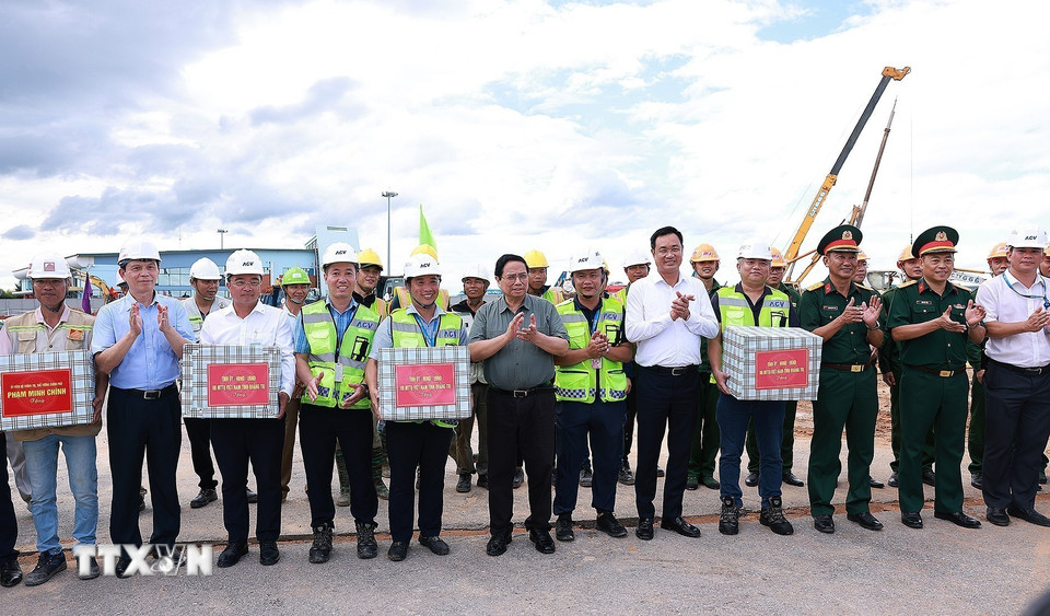 Thủ tướng Phạm Minh Chính tặng quà các đơn vị thi công dự án xây dựng nhà ga hành khách T2 cảng hàng không Đồng Hới. (Ảnh: Dương Giang/TTXVN)