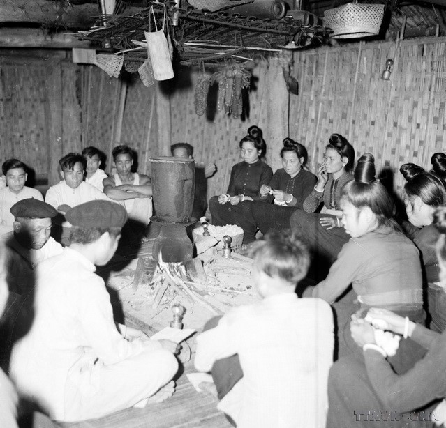 Nhân dân bản Na-chi, xã Hát Lót Châu Mai Sơn (Khu Tây Bắc) học tập ý nghĩa của cuộc bầu cử Quốc hội khóa II (25/4/1960). (Ảnh: Vũ Tín/TTXVN)