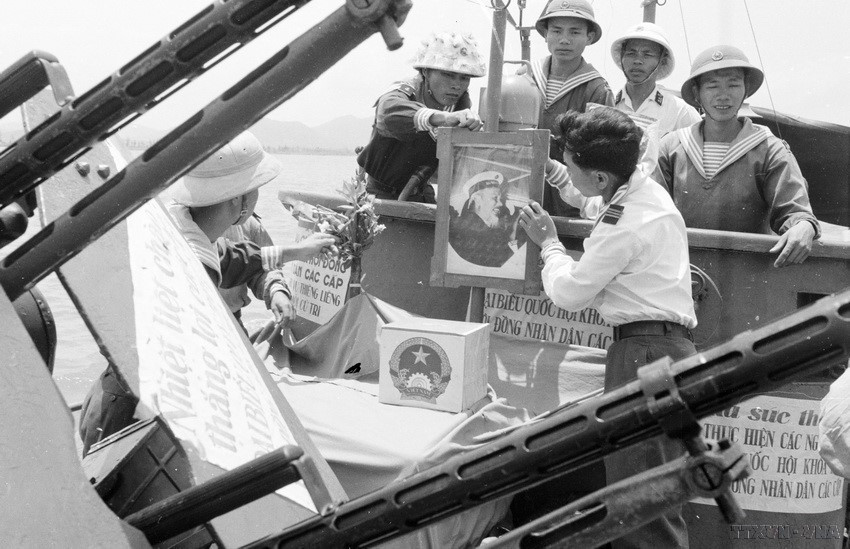 Chiến sỹ đoàn G (Hải quân nhân dân Việt Nam) ở Quảng NInh chuẩn bị nơi bỏ phiếu bầu cử đại biểu Quốc hội khóa IV (1971). (Ảnh: TTXVN)