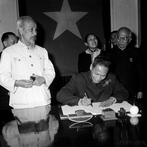 Chủ tịch Hồ Chí Minh chứng kiến Thủ tướng Phạm Văn Đồng ký lệnh công bố Hiến pháp mới (1/1/1960). (Ảnh: TTXVN)