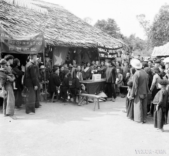 Đồng bào thôn B, xã Đoàn Kết tấp nập đến bỏ phiếu bầu người thay mặt nhân dân địa phương lên tỉnh dự Đại hội bầu Hội đồng nhân dân khu tự trị Việt-Bắc (1956). (Ảnh: TTXVN)