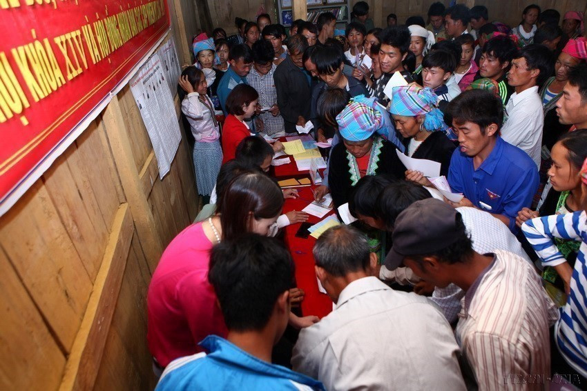 Cử tri bản Sáy San 3, xã Nùng Nàng, huyện Tam Đường, tỉnh Lai Châu thực hiện quyền và nghĩa vụ công dân của mình tại điểm bỏ phiếu số 2 để bầu cử đại biểu Quốc hội khóa XIV và đại biểu Hội đồng nhân dân các cấp nhiệm kỳ 2016-2021. (Ảnh: Quý Trung/TTXVN)