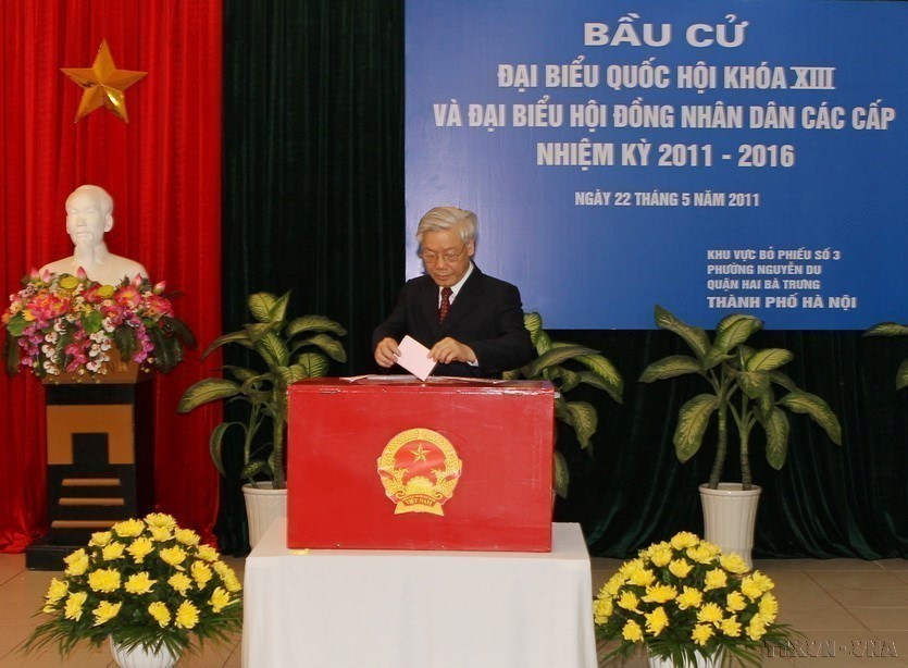 Đồng chí Nguyễn Phú Trọng, Tổng Bí thư, Chủ tịch Quốc hội, Chủ tịch Hội đồng bầu cử đến bỏ phiếu bầu cử đại biểu Quốc hội khóa XIII và bầu cử Đại biểu Hội đồng Nhân dân các cấp nhiệm kỳ 2011-2016 tại Khu vực bỏ phiếu số 3, phường Nguyễn Du, quận Hai Bà Trưng, thành phố Hà Nội. (Ảnh: Trí Dũng/TTXVN)