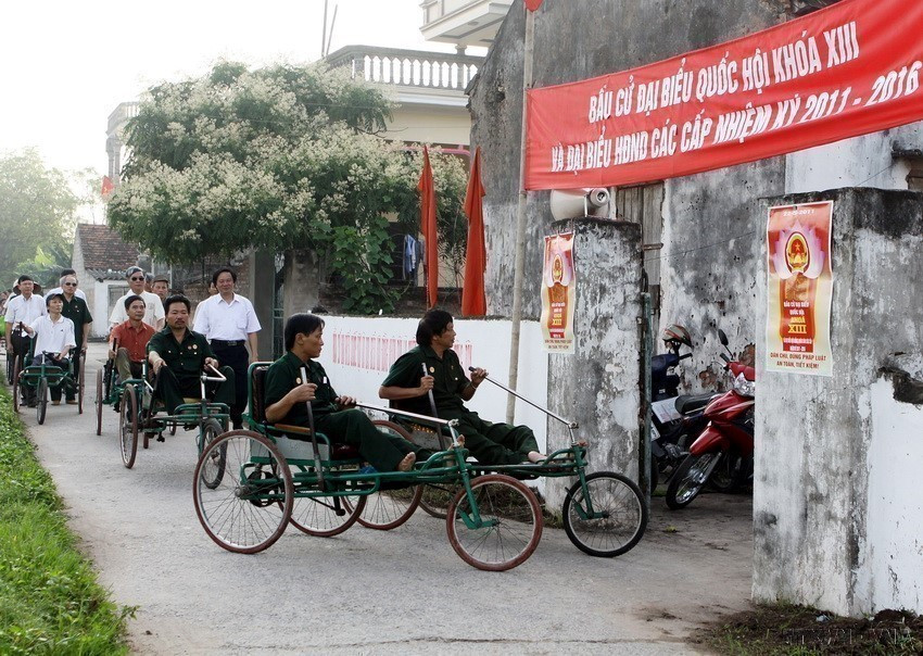 Các thương binh đang được điều dưỡng tại Trung tâm Thương binh Duy Tiên (Hà Nam) đến Tổ bầu cử số 6, xã Yên Nam (huyện Duy Tiên) đi bỏ phiếu bầu đại biểu Quốc hội khóa XIII và đại biểu HĐND các cấp nhiệm kỳ 2011-2016. (Ảnh: Hữu Việt/TTXVN)