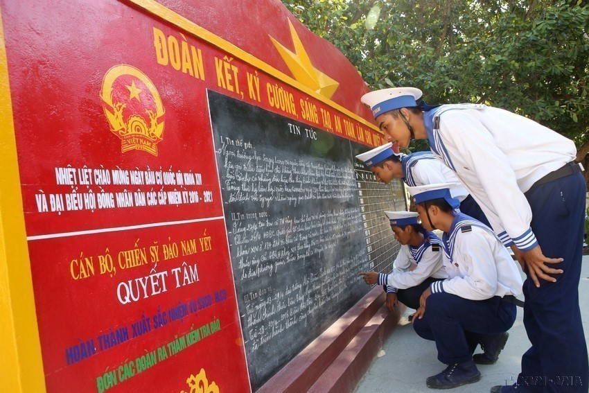 Chiến sỹ đảo Nam Yết theo dõi bản tin tức của đảo về hoạt động chuẩn bị bầu cử Quốc hội khóa XIV và đại biểu Hội đồng Nhân dân các cấp nhiệm kỳ 2016-2021 ở các địa phương trên đảo. (Ảnh: Trần Lê Lâm/TTXVN)