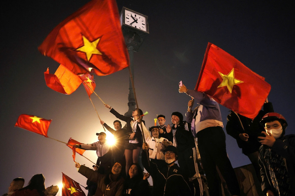 Người hâm mộ Hà Nội đổ ra đường mừng chiến thắng của tuyển Việt Nam. (Ảnh: An Đăng/TTXVN)
